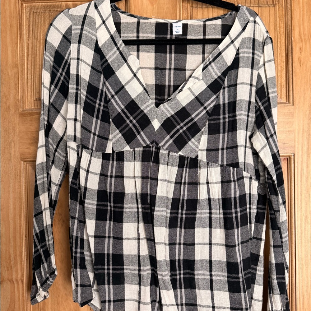 Old Navy Black and White Plaid Peplum Blouse Long Sleeve V Neck Top